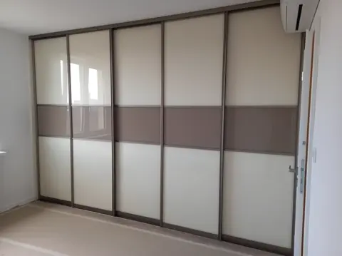 Posuvné dveře na míru do ložnice se skleněnou výplní, kombinace dekorů