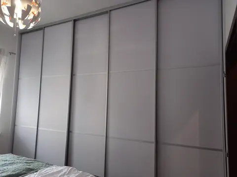 Posuvné dveře na míru do ložnice se skleněnou výplní, šedá