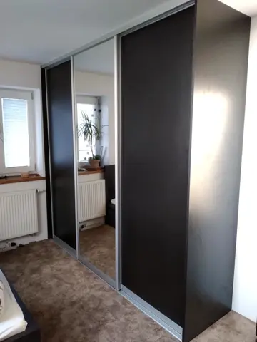 Posuvné dveře na míru do ložnice s kombinovanou výplní dveří, antracit