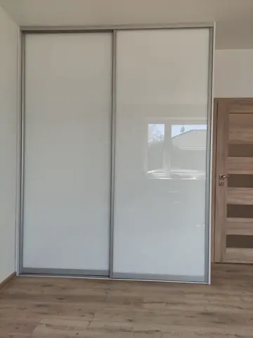 Posuvné dveře na míru do ložnice se skleněnou výplní, bílá