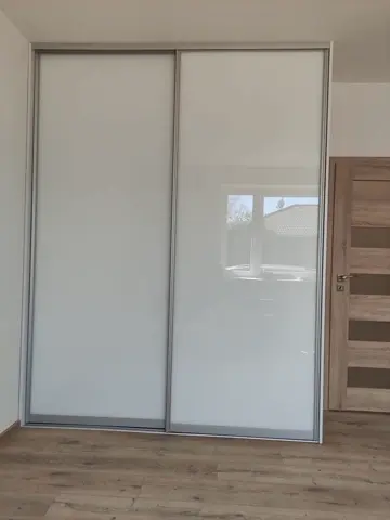 Posuvné dveře na míru do ložnice se skleněnou výplní, bílá