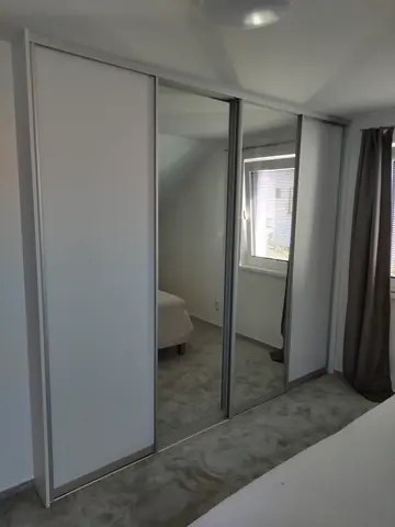 Posuvné dveře na míru do ložnice s kombinovanou výplní dveří, bílá