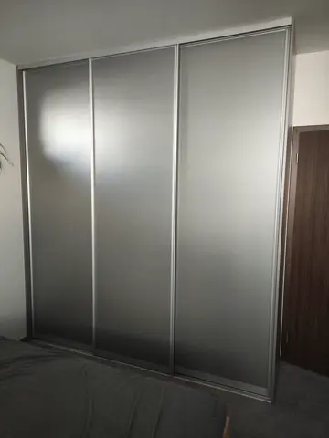 Posuvné dveře na míru do ložnice se zrcadlovými dveřmi, šedá