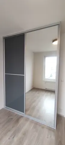 Posuvné dveře na míru do ložnice s kombinovanou výplní dveří, antracit