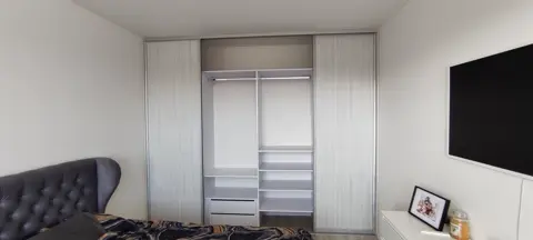 Posuvné dveře na míru do ložnice s dveřmi v dekoru dřeva, šedá