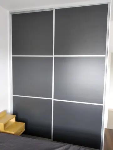 Posuvné dveře na míru do ložnice se skleněnou výplní, antracit