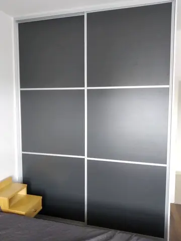 Posuvné dveře na míru do ložnice se skleněnou výplní, antracit