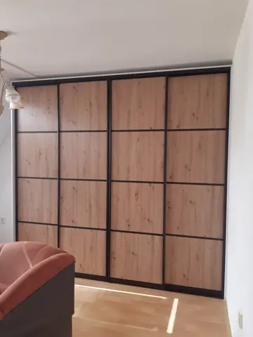 Posuvné dveře na míru do obývacího pokoje s dveřmi v dekoru dub