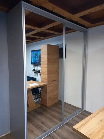 Posuvné dveře na míru do obývacího pokoje se zrcadlovými dveřmi, šedá