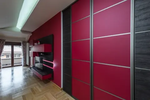 Posuvné dveře na míru do obývacího pokoje se skleněnou výplní, kombinace dekorů