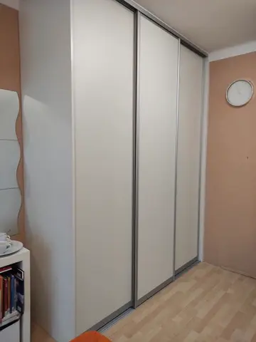 Posuvné dveře na míru do obývacího pokoje s dveřmi v dekoru dřeva, bílá
