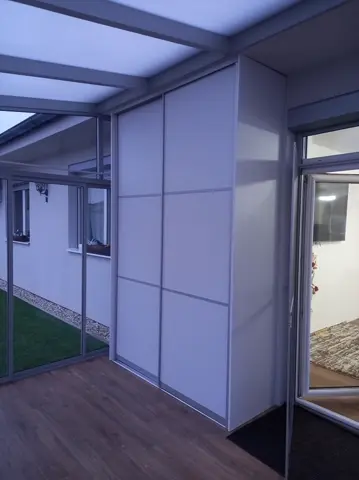 Šatní skříň na míru se skleněnou výplní, bílá
