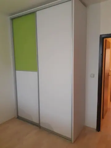 Šatní skříň na míru, dvoudveřová s kombinovanou výplní dveří, bílá