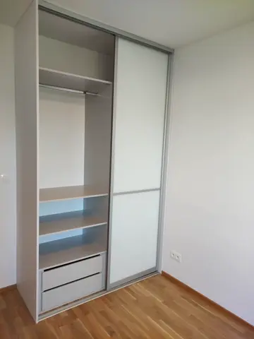 Šatní skříň na míru, dvoudveřová se skleněnou výplní, bílá