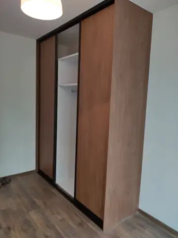 Šatní skříň na míru, třídveřová s dveřmi v dekoru dub