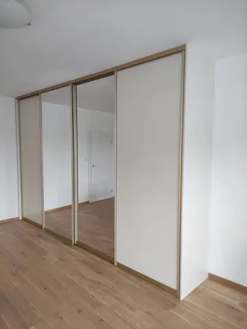 Šatní skříň na míru, čtyřdveřová s kombinovanou výplní dveří, bílá