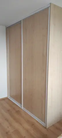 Šatní skříň na míru s dveřmi v dekoru dřeva, bílá