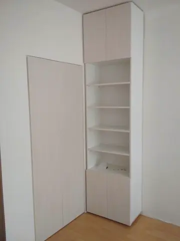 Šatní skříň na míru, pět a více dveří s dveřmi v dekoru javor