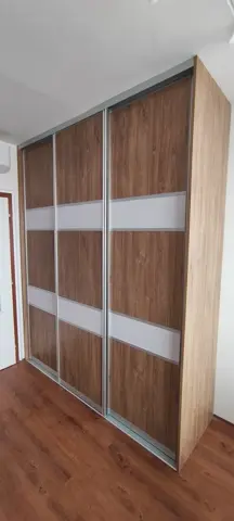 Šatní skříň na míru, třídveřová s kombinovanou výplní dveří v dekoru ořech