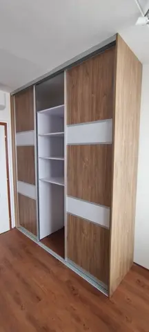 Šatní skříň na míru, třídveřová s kombinovanou výplní dveří v dekoru ořech