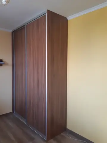 Šatní skříň na míru, dvoudveřová s dveřmi v dekoru ořech