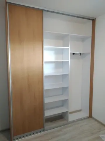 Šatní skříň na míru s kombinovanou výplní dveří v dekoru buk