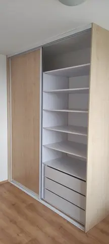 Šatní skříň na míru, dvoudveřová s dveřmi v dekoru buk