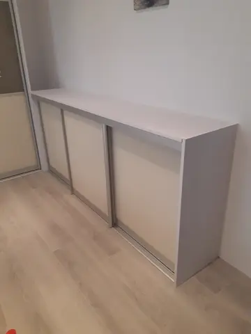 Šatní skříň na míru, třídveřová se skleněnou výplní, bílá
