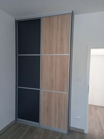 Šatní skříň na míru, dvoudveřová s kombinovanou výplní dveří, kombinace dekorů