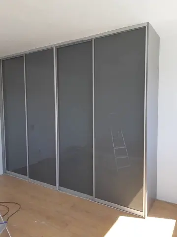 Šatní skříň na míru, čtyřdveřová se skleněnou výplní, antracit