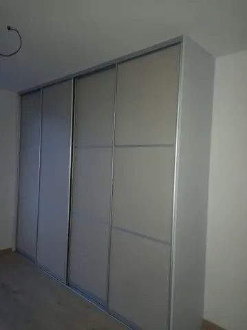 Šatní skříň na míru, čtyřdveřová se skleněnou výplní, šedá