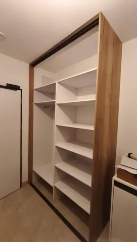 Šatní skříň na míru v dekoru dub