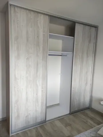Šatní skříň na míru, třídveřová s dveřmi v dekoru javor