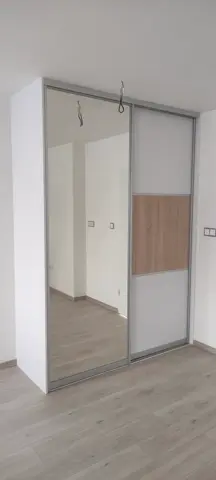 Šatní skříň na míru, dvoudveřová s kombinovanou výplní dveří v dekoru dub