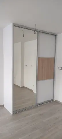 Šatní skříň na míru, dvoudveřová s kombinovanou výplní dveří v dekoru dub