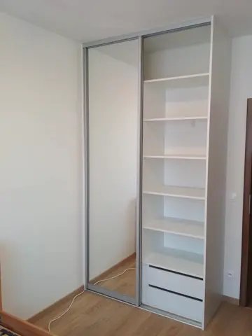 Šatní skříň na míru, dvoudveřová s kombinovanou výplní dveří, bílá