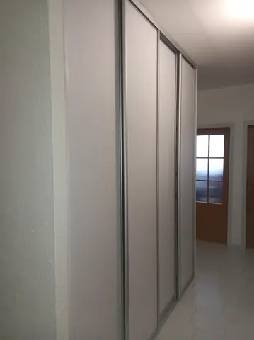 Šatní skříň na míru do chodby a předsíně, třídveřová se skleněnou výplní, bílá