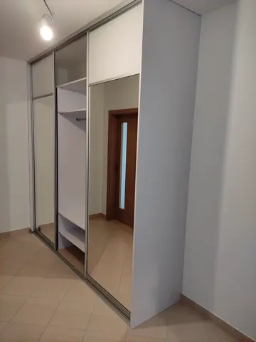 Šatní skříň na míru do chodby a předsíně, třídveřová s kombinovanou výplní dveří, bílá
