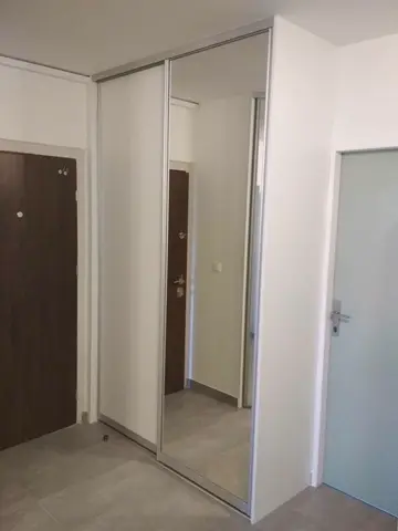 Šatní skříň na míru do chodby a předsíně, dvoudveřová s kombinovanou výplní dveří, bílá