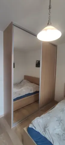 Šatní skříň na míru do ložnice, dvoudveřová s kombinovanou výplní dveří v dekoru dub