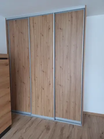 Šatní skříň na míru do ložnice, třídveřová s dveřmi v dekoru dub