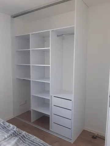 Šatní skříň na míru do ložnice, bílá