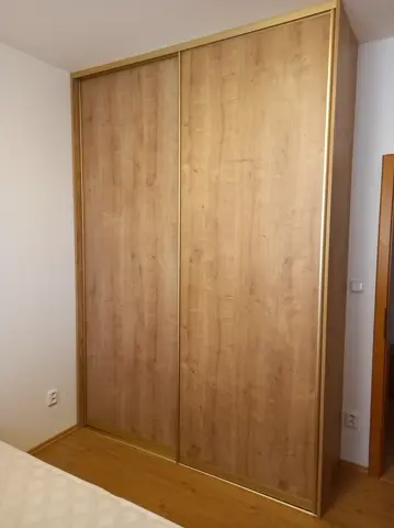 Šatní skříň na míru do ložnice, dvoudveřová s dveřmi v dekoru dub