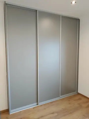 Šatní skříň na míru do ložnice, třídveřová se skleněnou výplní, šedá