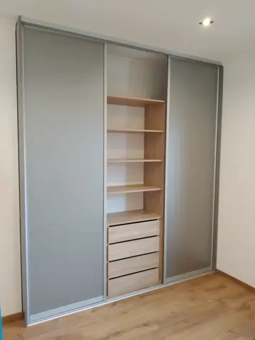 Šatní skříň na míru do ložnice, třídveřová s kombinovanou výplní dveří, šedá