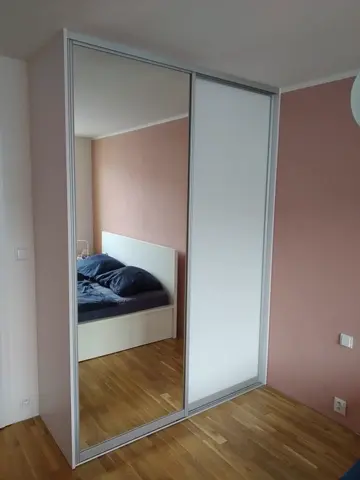 Šatní skříň na míru do ložnice, dvoudveřová s kombinovanou výplní dveří, bílá