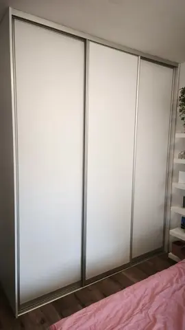 Šatní skříň na míru do ložnice, třídveřová, bílá