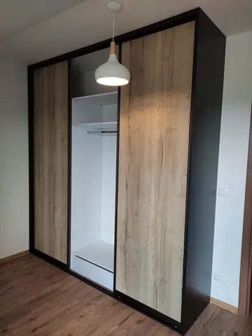 Šatní skříň na míru do ložnice, třídveřová s dveřmi v dekoru dub