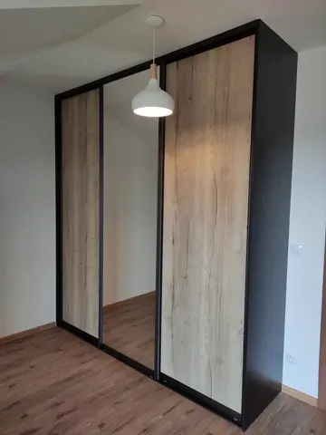 Šatní skříň na míru do ložnice, třídveřová s kombinovanou výplní dveří v dekoru dub
