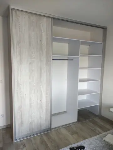 Šatní skříň na míru do ložnice s kombinovanou výplní dveří, kombinace dekorů